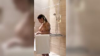 Mia Khalifa shower video